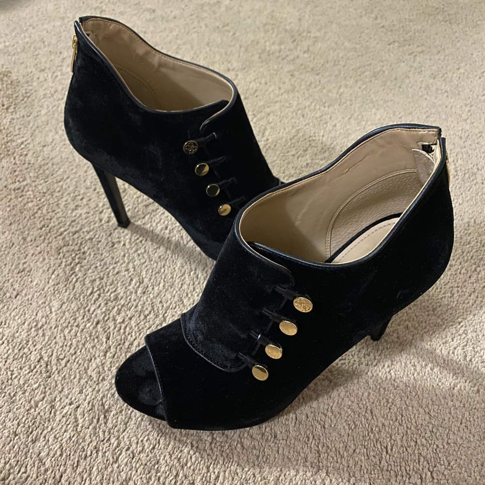 GUESS suede heel shoes